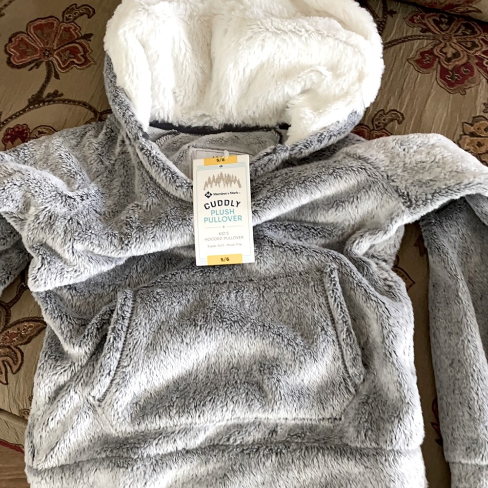 🎉PRICEDROP 🥴PLUSH CUDDLY GIRLS PULLOVER